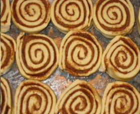 roles de canela antes de hornearse