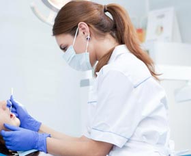 Carreras universitarias mejor remuneradas: Higienista Dental