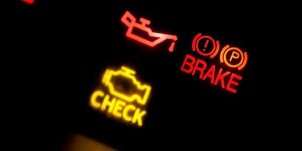 Cosas que debes revisar al comprar un auto usado luces de alerta