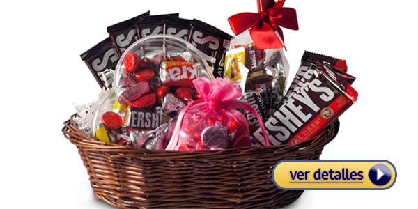 Cesta de regalo para el dia de san valentin barata chocolates hersheys