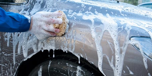 Más dinero al vender tu auto: Lavar y pulir el exterior, y detallar el interior