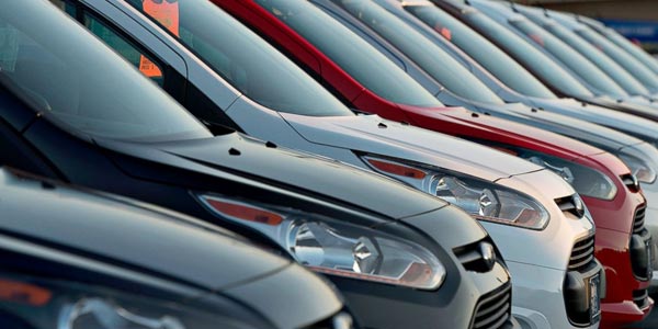 Ahorrar dinero al comprar un auto usado en un periodico local