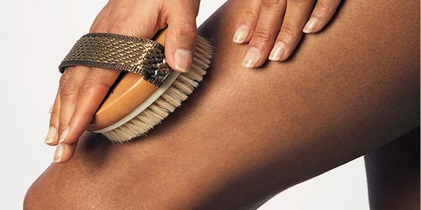 Remedio casero para la celulitis de piernas y glúteos: Cepillado en seco
