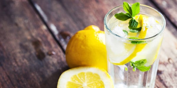 comidas anti celulitis Agua con limon
